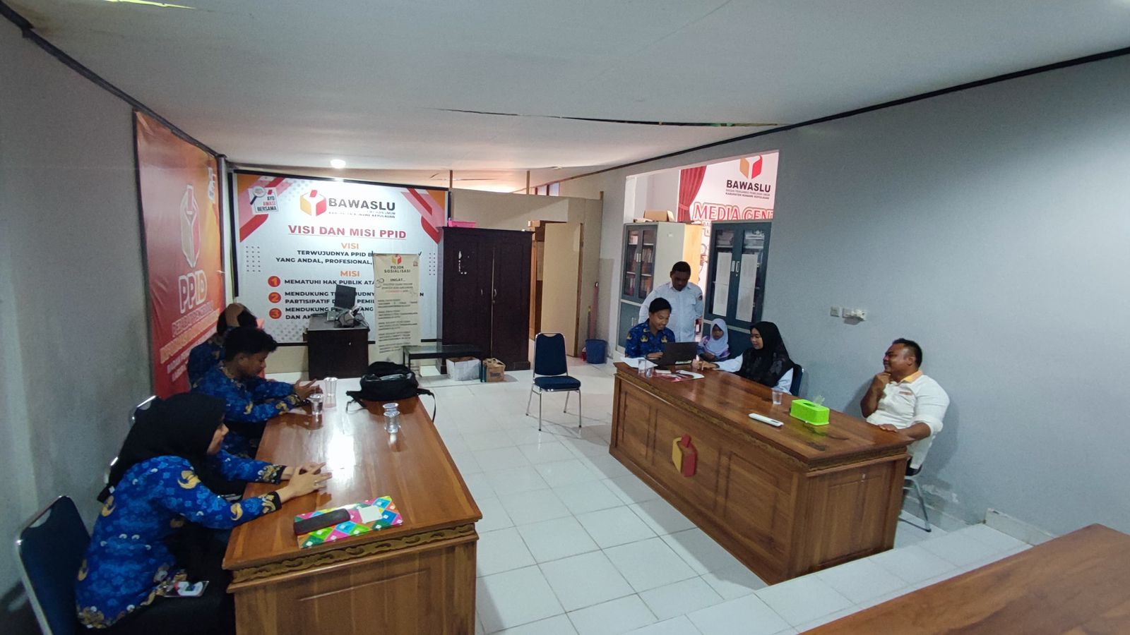 suasana singkronisasi data di ruang sidang Sekretariat Bawaslu Kabupaten Konawe Kepulauan