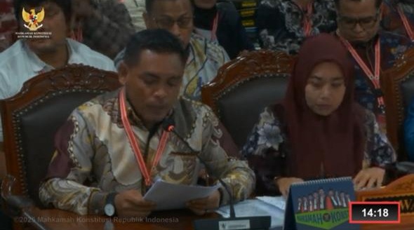 Ketua Bawaslu Konawe Kepulauan saat membacakan keterangan 