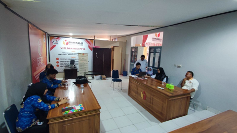 suasana singkronisasi data di ruang sidang Sekretariat Bawaslu Kabupaten Konawe Kepulauan