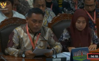 Ketua Bawaslu Konawe Kepulauan saat membacakan keterangan 